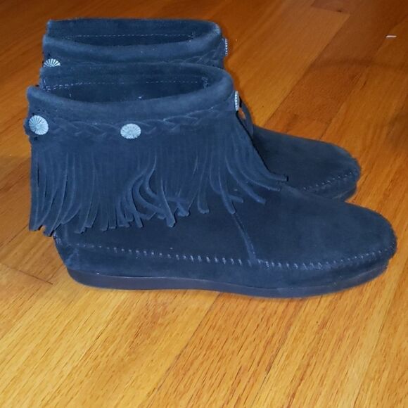 MINNETONKA tassel booties  - Picture 1 of 6